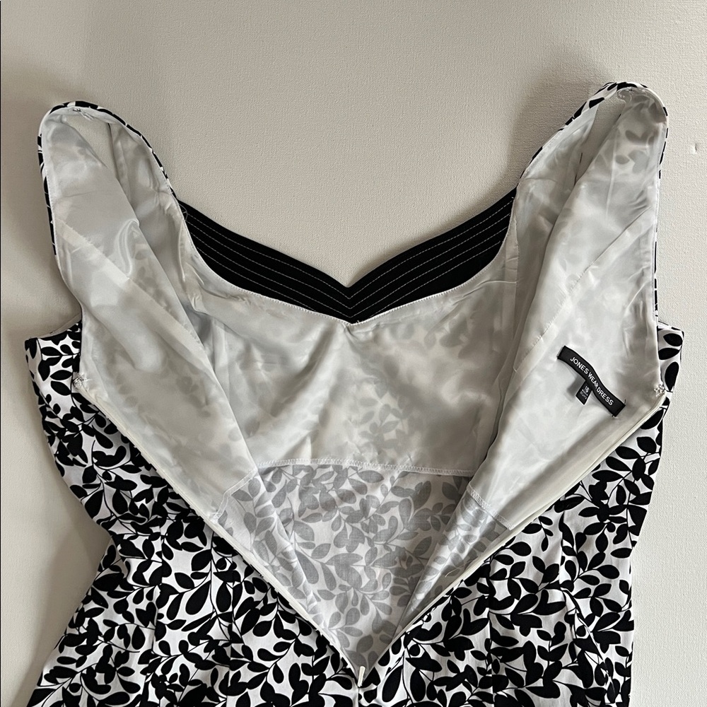 Jones Wear Black and White Sleeveless Leaf Pattern Dress - 16 - Picture 3 of 9